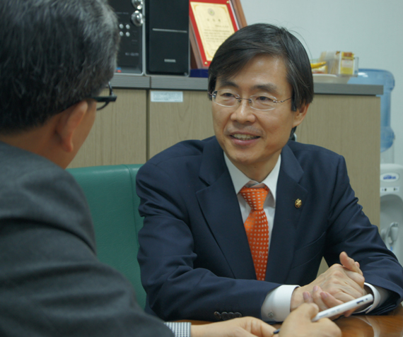 조경태 최고위원이 미소를 지으며 발언을 하고 있다.