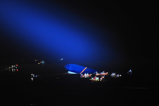 16일 오후 진도 인근 해역에서 침몰한 여객선 '세월호' 승객에 대한 야간수색작업이 진행되고 있다.