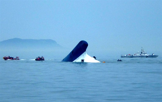 지난 2014년 4월 16일 오후 진도 인근 해역에서 침몰한 여객선 '세월호' 승객에 대한 수색작업이 진행되고 있다.