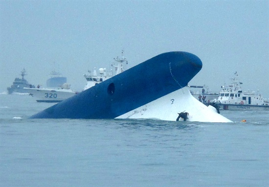 16일 오후 진도 인근 해역에서 침몰한 여객선 '세월호' 승객에 대한 수색작업이 진행되고 있다.