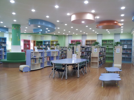 강화도서관의 어린이 열람실입니다.