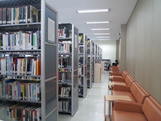 강화도서관의 자료열람실 한 쪽에는 편하게 앉아서 책을 볼 수 있는소파도 있습니다.