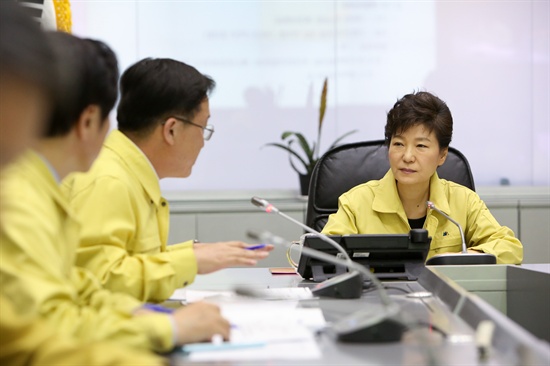 박근혜 대통령이 4월 16일 오후 정부서울청사의 중앙재난안전대책본부를 찾아 전남 진도 해상에서 침몰한 여객선 세월호 사고 상황에 대해 보고 받고 있다.