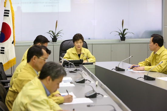 박근혜 대통령이 2014년 4월 16일 오후 정부서울청사의 중앙재난안전대책본부를 찾아 전남 진도 해상에서 침몰한 여객선 세월호 사고 상황에 대해 보고 받고 있다.