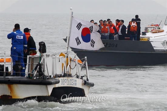  전남 진도 인근해 침몰현장에 실종자 가족들이 찾아가 수색작업을 지켜보고 있다.