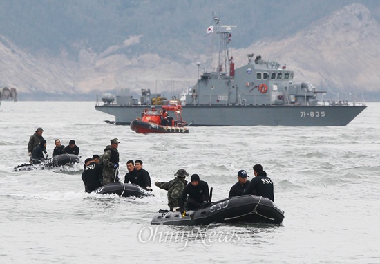 수색작업 투입된 SSU '반듯이 구조하겠습니다' '세월호 침몰사건' 2일째인 17일 오전 전남 진도 인근해 침몰현장에서 수색작업이 진행되고 있다.