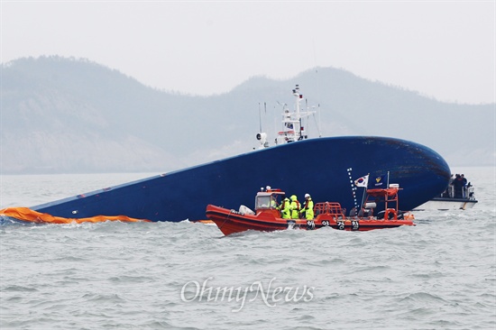 '세월호 침몰사고' 이틀째인 지난 4월 17일, 세월호 선수의 일부가 보이는 가운데 수색작업이 진행되고 있다. 