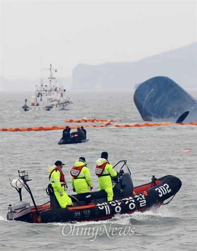 세월호 참사 발생 2일째인 2014년 4월 17일 오전 전남 진도 인근해 침몰현장에 세월호 선수의 일부가 보이는 가운데 수색작업이 진행되고 있다.