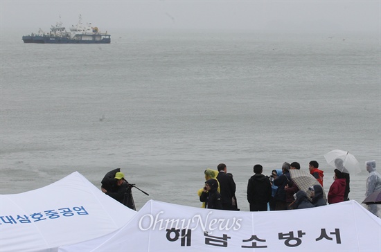 무사귀환 염원하는 피해자 가족 '세월호 침몰사건' 이틀째인 17일 오후 전남 진도군 팽목항에서 세월호 침몰 사고 피해자 가족들이 실종자들의 무사귀환을 기다리고 있다.