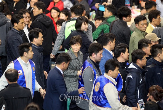 경호원에 둘러싸인 박근혜 대통령 '세월호 침몰사건' 이틀째인 17일 오후 전남 진도군 세월호 침몰 사고 피해자 가족들이 모여 있는 진도체육관에 박근혜 대통령이 방문, 실종자 구조와 향후 대책에 대해 설명한 뒤 경호원들에게 둘러싸여 자리를 나서고 있다.