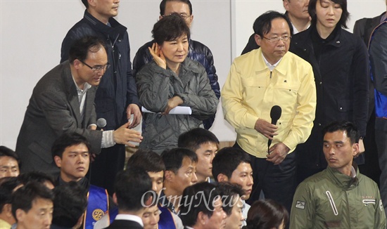2014년 4월 17일 박근혜 대통령이 세월호 참사 피해자 가족들이 모여 있는 진도체육관을 찾아 요구사항을 듣고 있는 모습. 