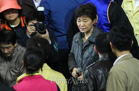 박근혜 전 대통령이 지난 2014년 4월 17일 오후 전남 진도군 세월호 침몰 사고 피해자 가족들이 모여 있는 진도체육관을 찾아 피해 가족들의 요구사항에 답변을 마치고 체육관을 빠져나고 있다.