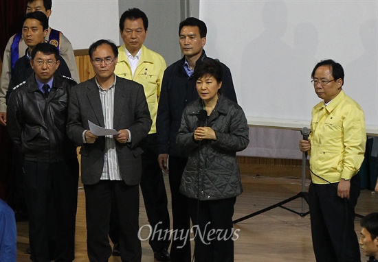 박근혜 대통령이 지난 2014년 4월 17일 오후 전남 진도군 세월호 침몰 사고 피해자 가족들이 모여 있는 진도체육관을 찾아 피해 가족들의 요구사항을 듣고 있다. 