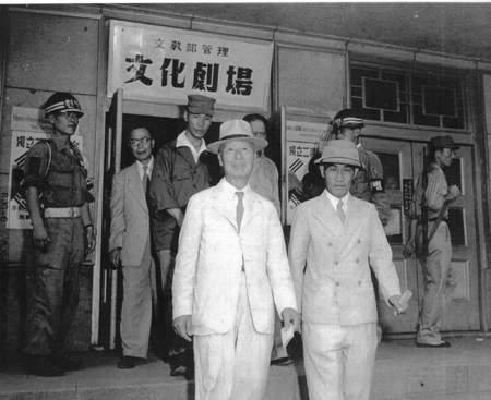 1950. 8. 15. 대구, 이승만 대통령과 신성모 국방장관이 8.15 경축식을 끝내고 임시 국회의사당으로 사용하던 문화극장을 떠나고 있다.