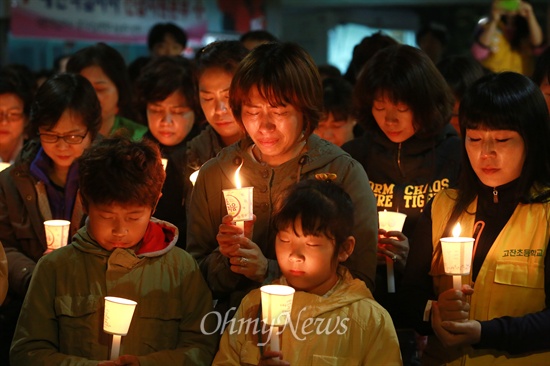  2014년 세월호 참사가 일어난지 7년이 지났다. 사진은 2014년 4월17일 밤, 경기도 안산시 단원고등학교에서 세월호 침몰사고로 실종된 학생과 인솔교사들의 무사귀환을 기원하는 촛불기도회가 진행되던 모습. 