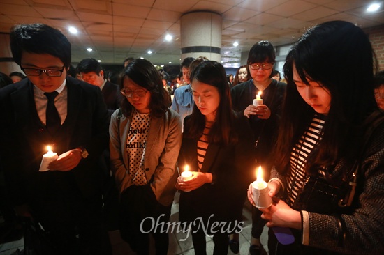  17일 오후 경기도 안산시 단원고등학교에서 '세월호' 침몰사고로 실종된 학생과 인솔교사들의 무사귀환을 기원하는 촛불기도회가 안산지역 시민단체 주최로 열리고 있다.