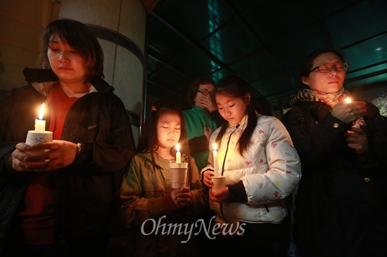 17일 오후 경기도 안산시 단원고등학교에서 '세월호' 침몰사고로 실종된 학생과 인솔교사들의 무사귀환을 기원하는 촛불기도회가 안산지역 시민단체 주최로 열리고 있다.