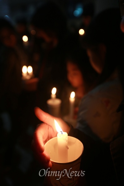 17일 오후 경기도 안산시 단원고등학교에서 '세월호' 침몰사고로 실종된 학생과 인솔교사들의 무사귀환을 기원하는 촛불기도회가 안산지역 시민단체 주최로 열리고 있다.