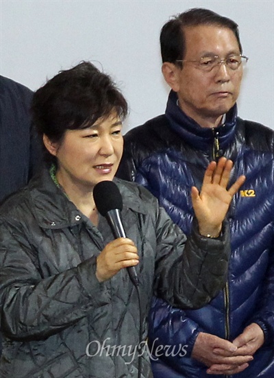 박근혜 대통령이 2014년 4월 17일 오후 전남 진도군 세월호 침몰 사고 피해자 가족들이 모여 있는 진도체육관을 찾아 실종자 구조와 향후 대책에 대해 설명하고 있다.