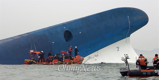 2014년 4월 16일 오후 진도 인근 해상에서 침몰한 인천발 제주도행 여객선 '세월호' 주위에서 수색 및 구조작업이 벌어지고 있다.