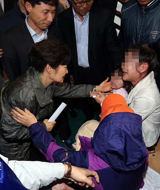 박근혜 대통령이 17일 오후 진도 앞바다에 침몰한 여객선 ‘세월호’ 사고의 실종자 가족이 모여 있는 진도체육관을 방문, 부모가 모두 실종된 한 어린이의 뺨을 어루만지며 위로하고 있다.
