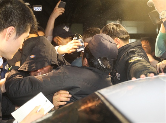 4월 17일 오후 전남 목포시 목포해양경찰서에서 2차 소환 조사를 마친 이준석 선장이 경찰과 함께 이동하고 있다.