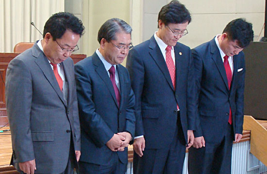  경기교육감 선거 진보성향 예비후보 4명이 지난 16일 단일화 경선을 위한 정책토론회를 전격 취소한 뒤 여객선 침몰사고로 숨진 안산 단원고 학생 등 희생자들을 애도하는 묵념을 하고 있다. 