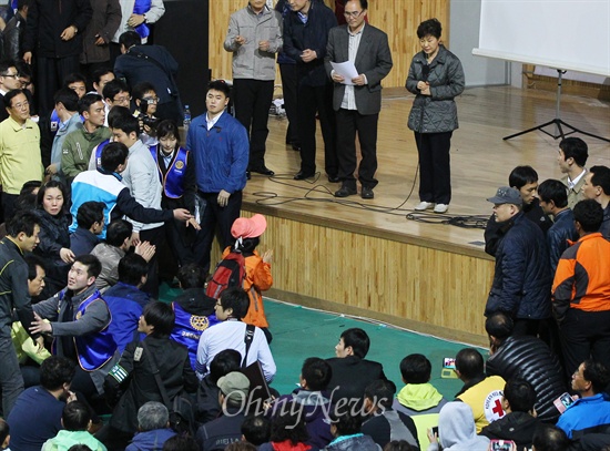 박근혜 대통령이 세월호 참사 직후인 2014년 4월 17일 오후 전남 진도군 세월호 침몰 사고 피해자 가족들이 모여 있는 진도체육관을 찾아 피해 가족들의 요구사항을 듣던 중 한 실종자 가족이 무릎을 꿇고 호소하고 있다.