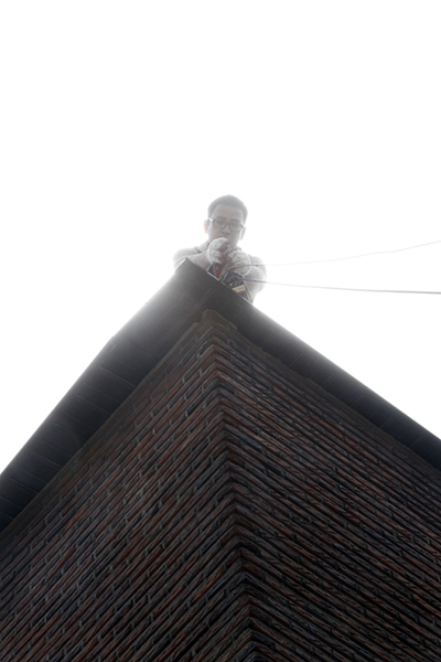 슬레이트 지붕 위에서 아슬아슬하게 인터넷 선을 설치하고 있는 이민영 조합원. 