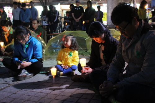 이날 촛불문화제에는 가족 단위 참가자들도 참가해 세월호 생존자들의 무사귀환을 기도했다.