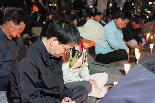 기도하는 시민들. 이들은 세월호 실종자들의 무사귀환을 바라는 마음으로 기도했다.