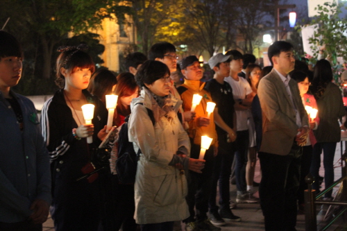 거리를 지나던 시민들 중에는 발걸음을 멈추고 촛불문화제에 참가한 이들도 있었다. 