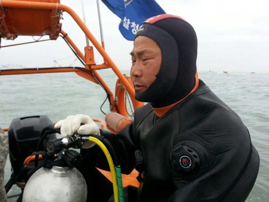 산업잠수사가 직업인 유지수씨는 잠수에 관한 한 전문 베테랑이다. 또 해경조종면허 시험관으로 활동 중인 그는 이번 사고현장에서 조카와 친구들을 구하기위해 SSU등 특수구조대원과 침몰된 세월호에 투입되어 통로를 만들고 인명구활동을 펼치고 있다.

