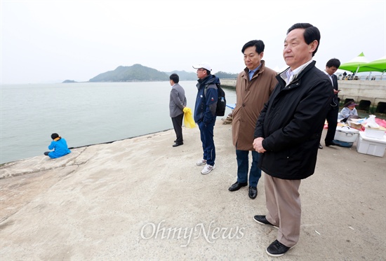 6.4지방선거 새정치민주연합 경기지사 후보 경선에 출마한 김상곤 전 경기교육감이 팽목항에서 상황을 지켜보고 있다. 김 예비후보는 이번 사태로 선거운동을 중단한 상태이다.