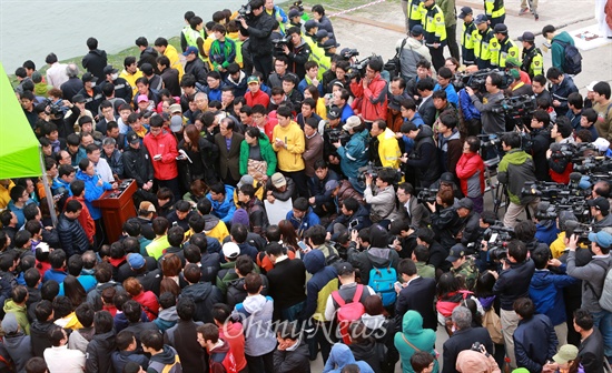 '세월호 침몰사고' 4일째인 19일 오전 수학여행에 나섰다 실종된 안산 단원고등학교 학생 및 일반 승객의 가족들이 모여 있는 전남 진도 팽목항에서 이용욱 해양경찰청 정보수사국장이 브리핑을 하고 있다.