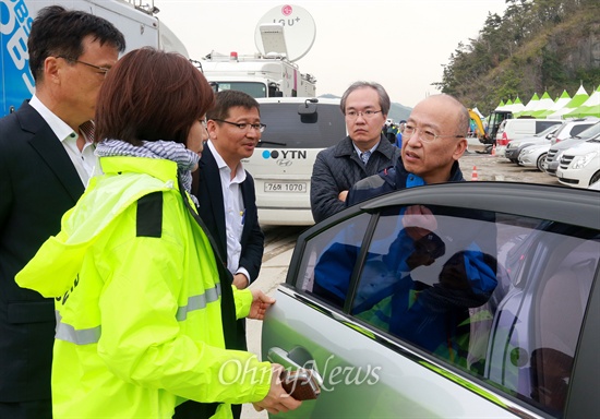 [오마이포토] 팽목항 방문 뒤 돌아가는 문형표 장관 