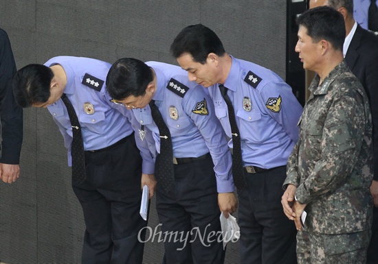 고개숙인 김석균 해양경찰청장 '세월호 침몰사건' 나흘째인 4월 19일 오전 전남 진도군 진도체육관에서 김석균 해양경찰청장(왼쪽 두번째)이 더딘 수중 구조작업에 대해 실종자 가족들에게 고개숙여 사과하고 있다.
