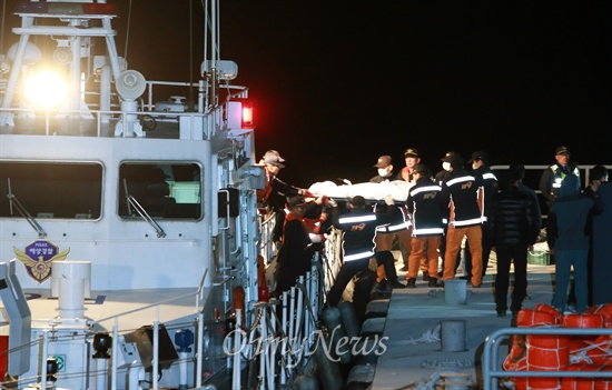 '세월호 침몰사고' 4일째인 19일 오후 전남 진도 인근 사고현장 부근에서 발견된 3구의 시신이 해경 경비정에 실려 팽목항으로 옮겨지고 있다.