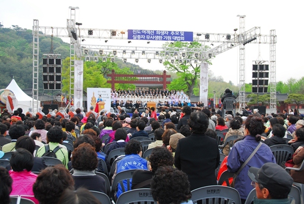 19일 오후 6시 수원 화성 행궁 광장에서 수원시불교연합회 주최로 열린 '세월호 희생자 추모 및 실종자 무사귀환 추모 대법회'