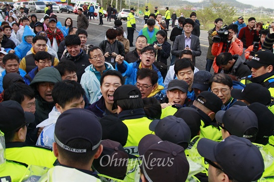 "정부는 악마다... 청와대 가겠다" 세월호 침몰사고 실종자 가족들이 20일 오전 1시 "청와대에 가겠다"고 도보 행진에 나선 가운데 경찰이 오후 7시께 진도대교를 2km 앞두고 이를 저지했다. 경찰의 행진을 막아서자 실종자 가족들이 거세게 항의하고 있다.
