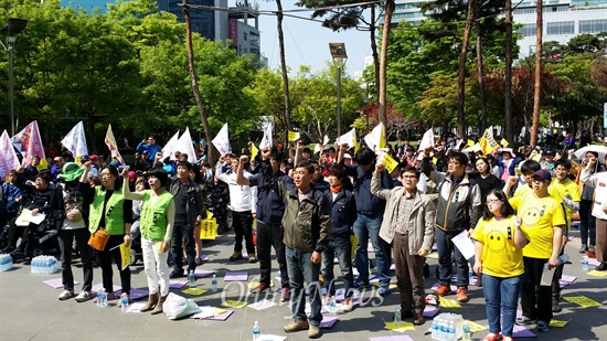 .28기념공원에서 열린 '420장애인차별철폐 투쟁결의대회'에서 참가자들이 구호를 외치고 있다.
