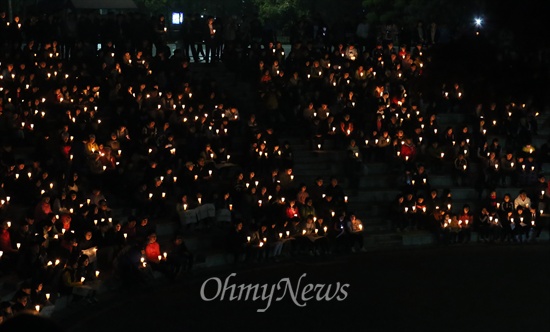 지난 2014년 4월 20일 저녁 경기 안산시 초지동 화랑유원지 원형 광장에서 안산지역 시민과 학생들이 여객선 세월호 침몰사고 실종자들의 무사 귀환을 기원하며 촛불을 밝히고 있다.