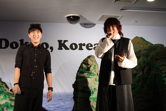 지난 17일에 열린 개막식에서 가수 김장훈이 발언하고 있다