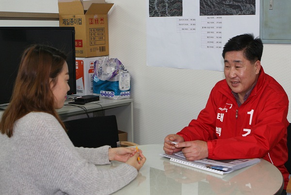김호규 태백시장 예비후보가 사무실에서 유권자와 대화를 나누고 있다.