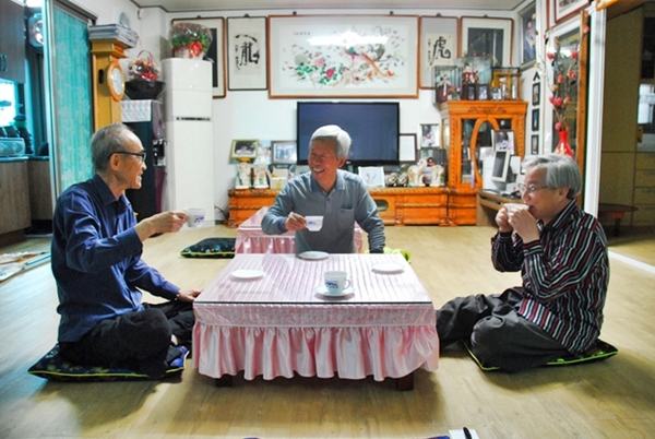 만남 고은시인(좌)과 고성주회징(우) 그리고 만남을 주선한 수원시인협회 김우영회장(중앙) 