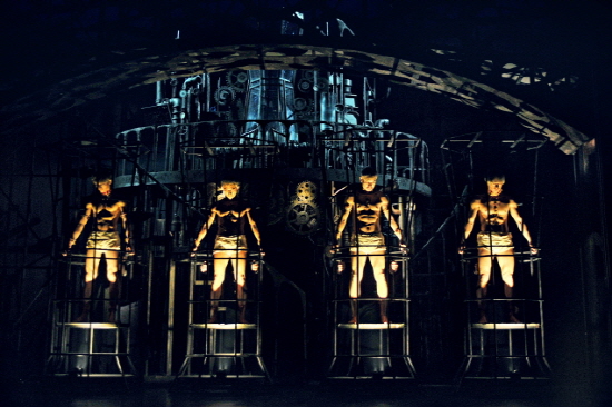 뮤지컬 <프랑켄슈타인>은 빅터 프랑켄슈타인의 정교한 실험 기계와 시체들의 군무 등 풍성한 볼거리를 제공한다. 