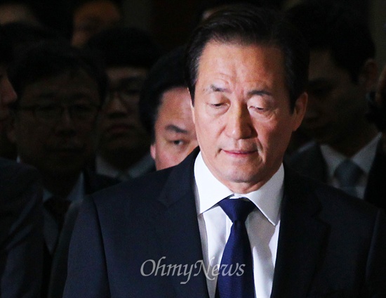 정몽준 새누리당 서울시장 예비후보가 자신의 막내 아들이 세월호 실종자 가족들에 대해 "국민 정서가 미개하다"한 발언에 대해 사과하기 위해 21일 오전 국회 정론관에 들어서고 있다. 