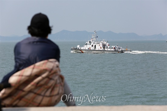 '세월호 침몰사고' 6일째인 21일 오전 실종자 생존 소식은 들려오지 않는 가운데 전남 진도군 팽목항에서 실종자 가족들이 바다를 바라모며 슬픔에 잠겨 있다.