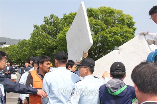 전국보건의료산업노동조합 진주의료원지부 조합원들이 21일 오후 경남도청 정문 앞에 '진주의료원 재개원 농성장'을 설치하려고 하자 경찰과 경남도청 공무원 등이 나와 막으면서 한때 실랑이가 벌어졌다.