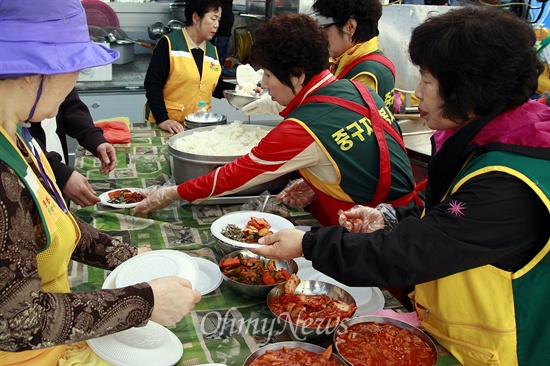  전국에서 모인 민·관·군·기업 자원봉사자들이 '세월호 침몰사고' 실종자 가족들의 작은 힘이 되고 있다. 자원봉사자들이 21일 진도군실내체육관에서 급식 봉사를 하고 있다.